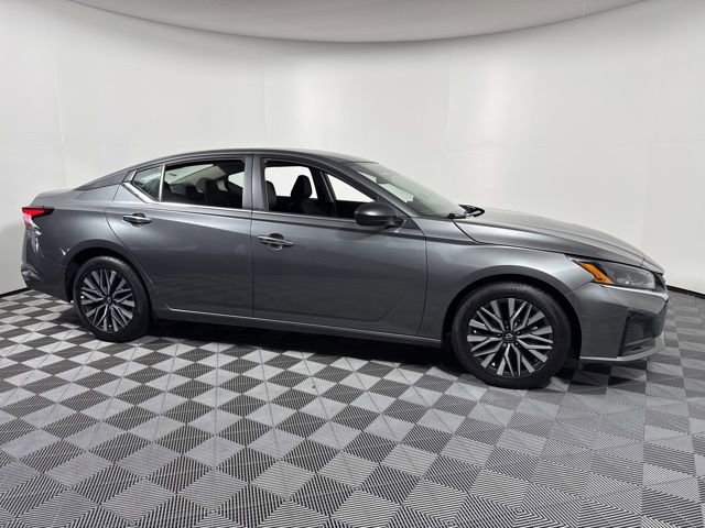 Used 2025 Nissan Altima 2.5 SV image 10