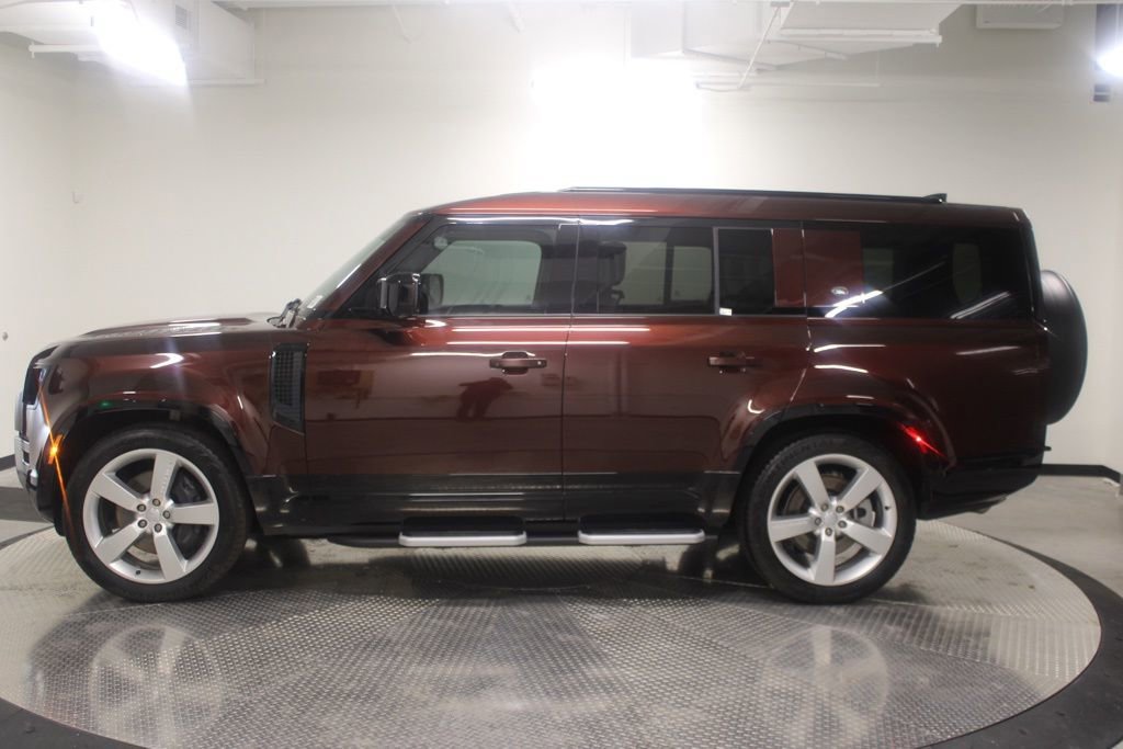 Used 2023 Land Rover Defender 130 SE image 2