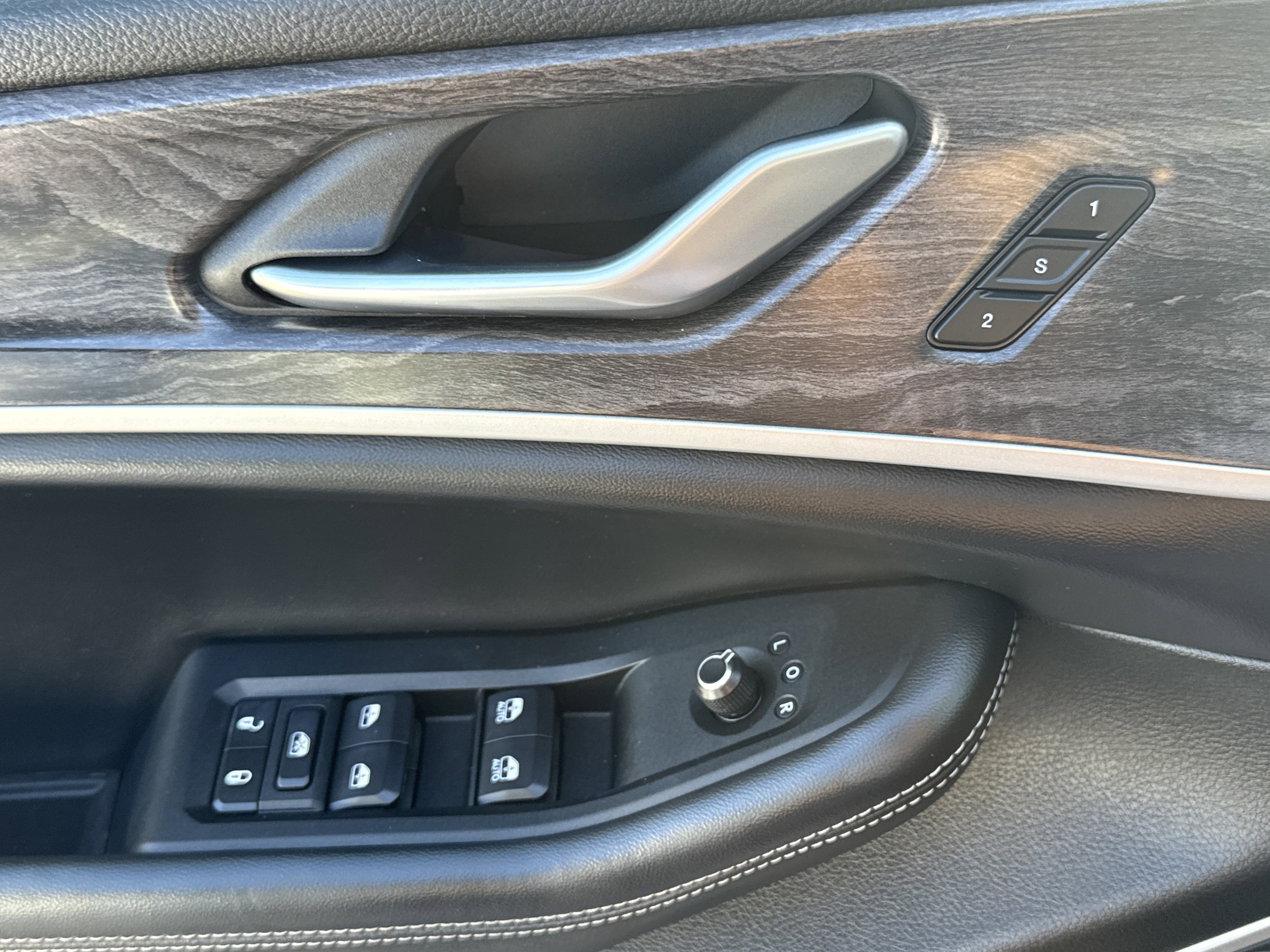 Used 2023 Jeep Grand Cherokee L Limited w/ Luxury Tech Group II image 26