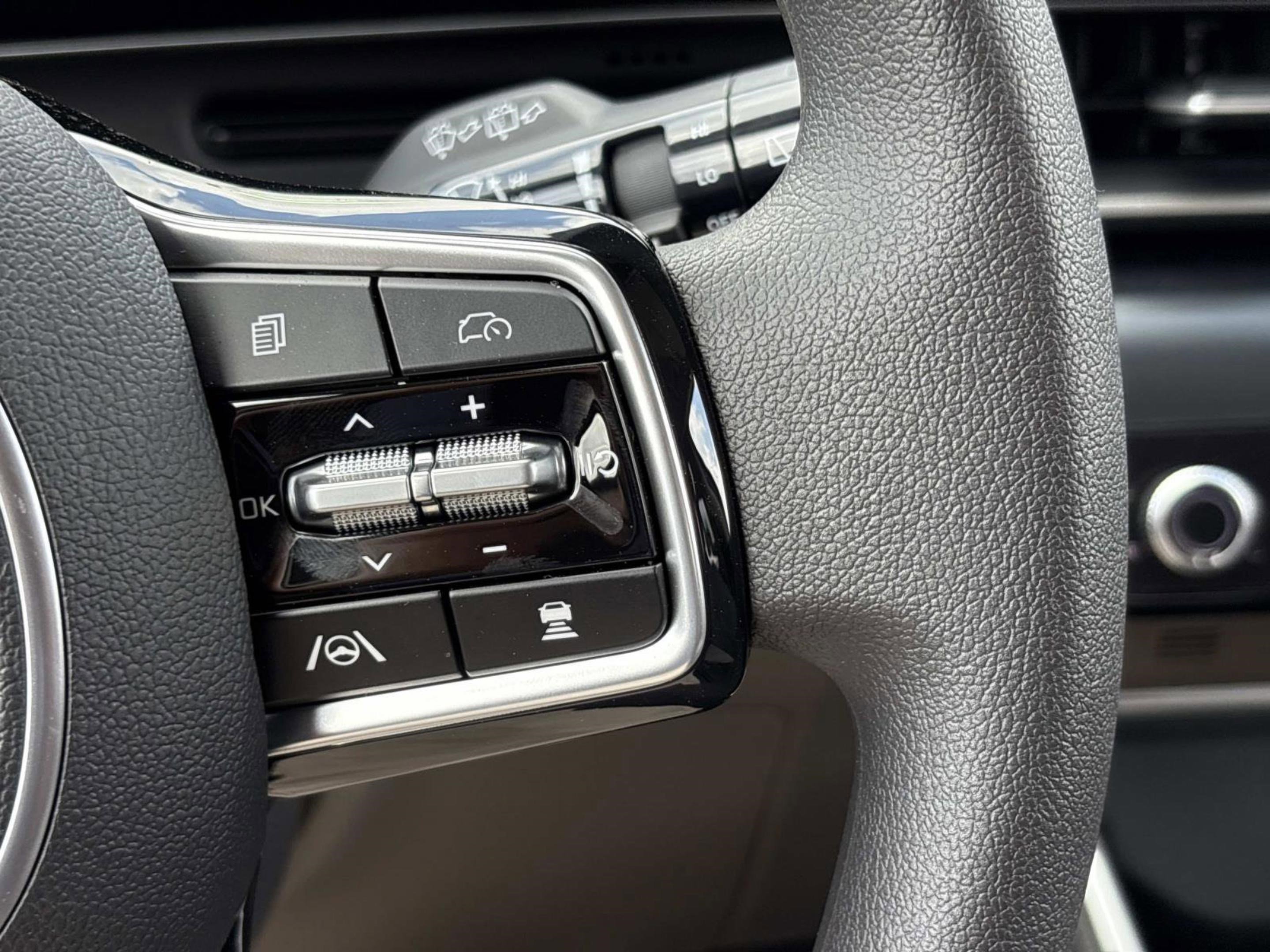 New 2026 Kia Carnival LX FWD image 23