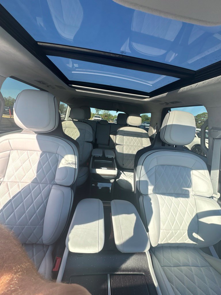 Used 2026 Lincoln Navigator Black Label w/ Black Label Special Edition AWD/4WD image 32