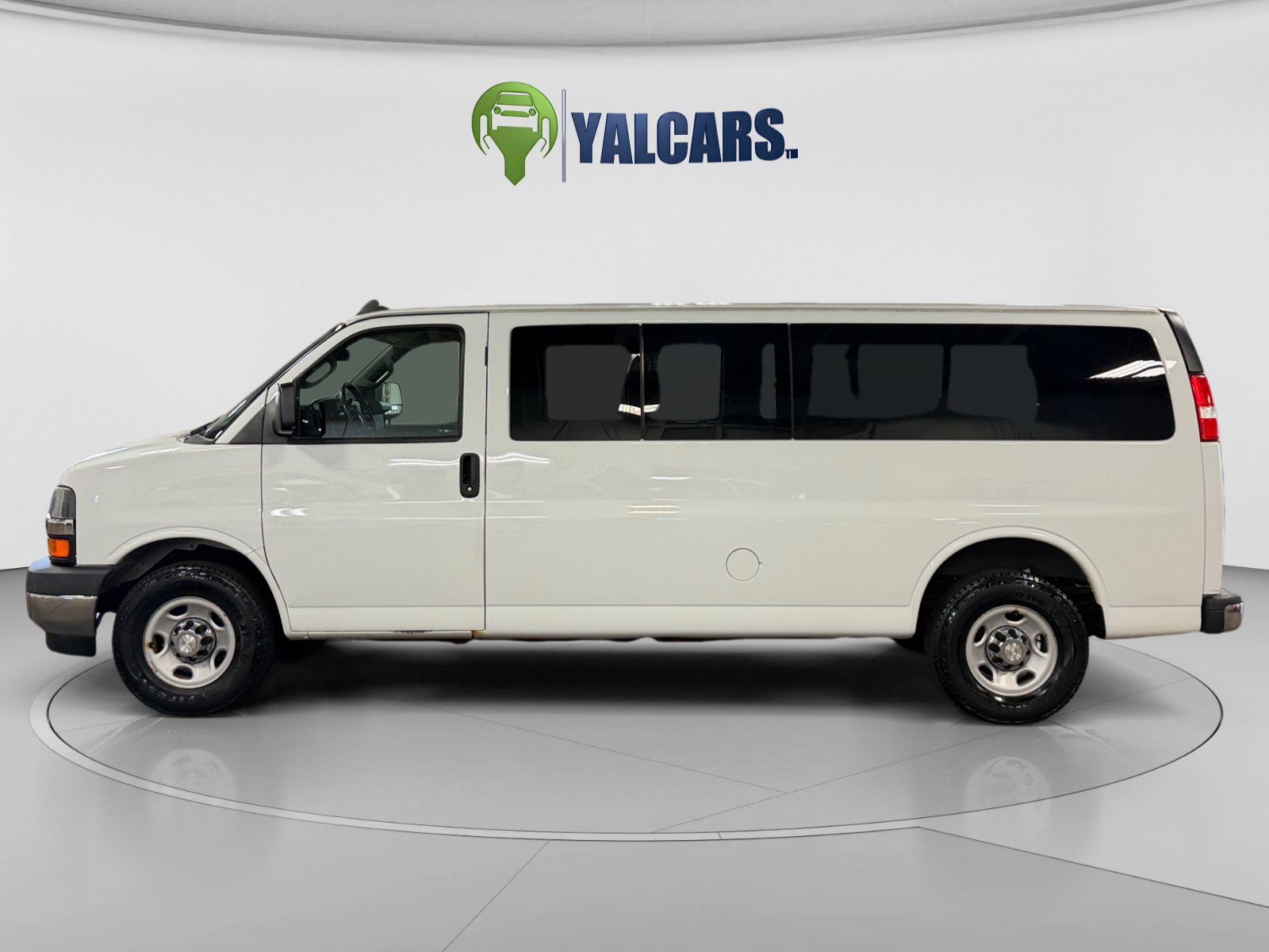 Used 2017 Chevrolet Express 3500 LT w/ LT Preferred Equipment Group RWD image 2