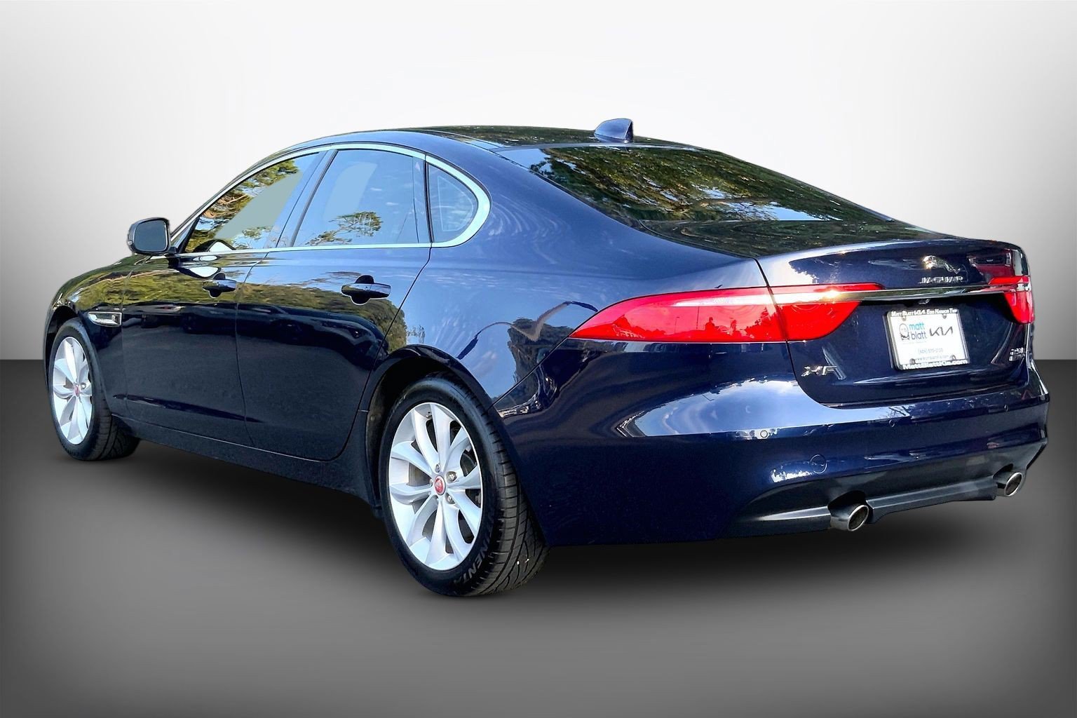 Used 2018 Jaguar XF Premium AWD/4WD image 13