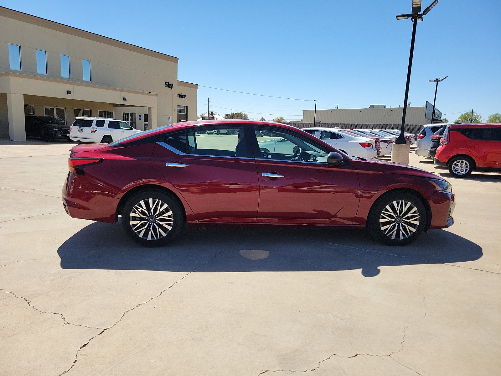Used 2024 Nissan Altima 2.5 SV image 8