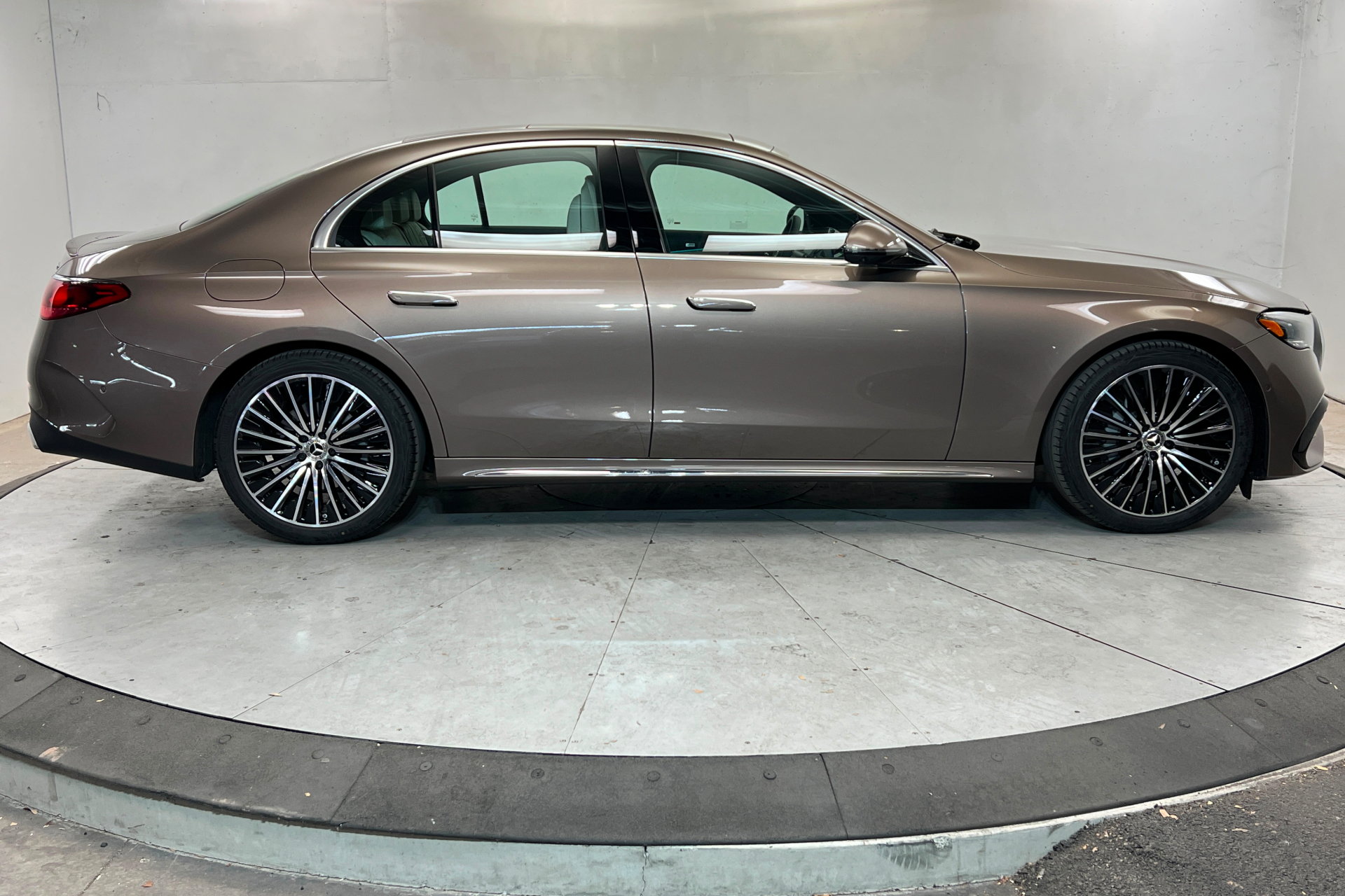 New 2026 Mercedes-Benz E 350 4MATIC Sedan image 6