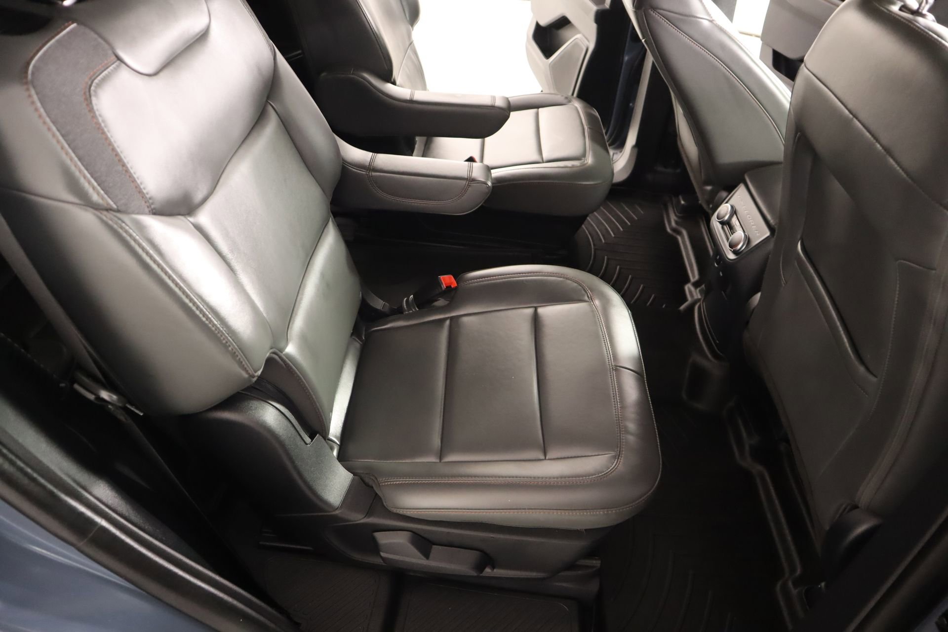 Used 2025 Ford Explorer Active w/ Active Comfort Package RWD image 16