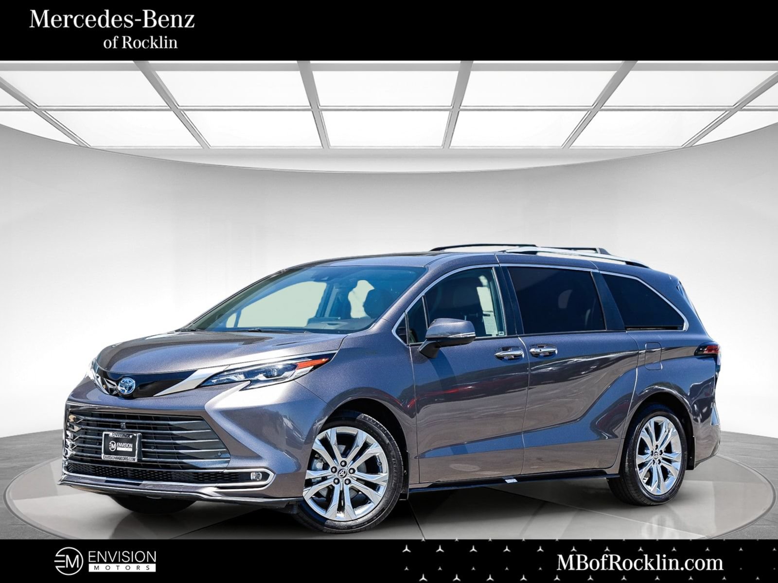Used 2024 Toyota Sienna Platinum FWD image 1