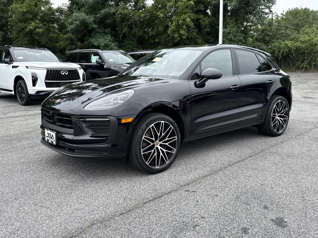 Used 2025 Porsche Macan AWD/4WD image 23