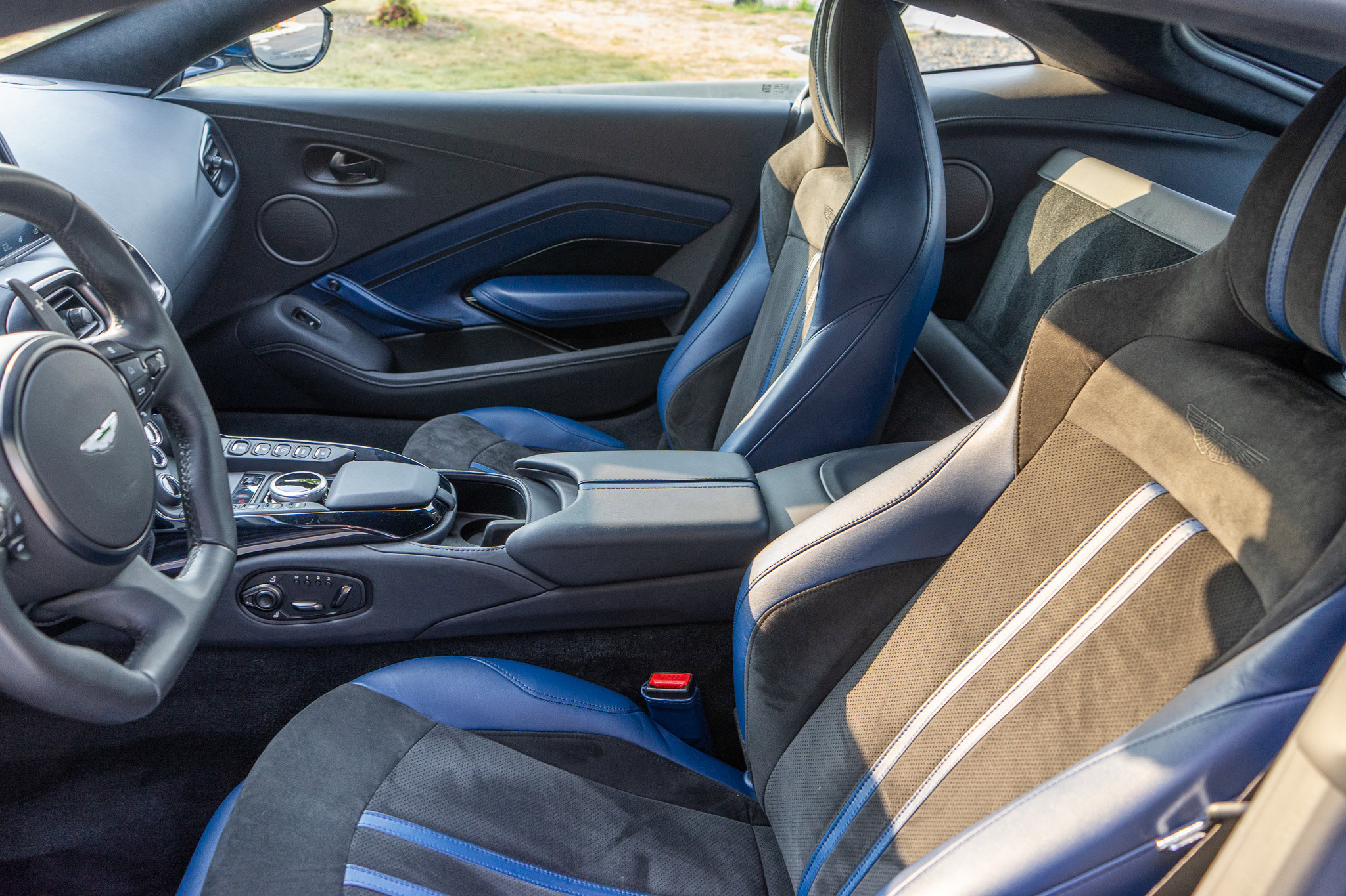 Used 2022 Aston Martin V8 Vantage Coupe image 24