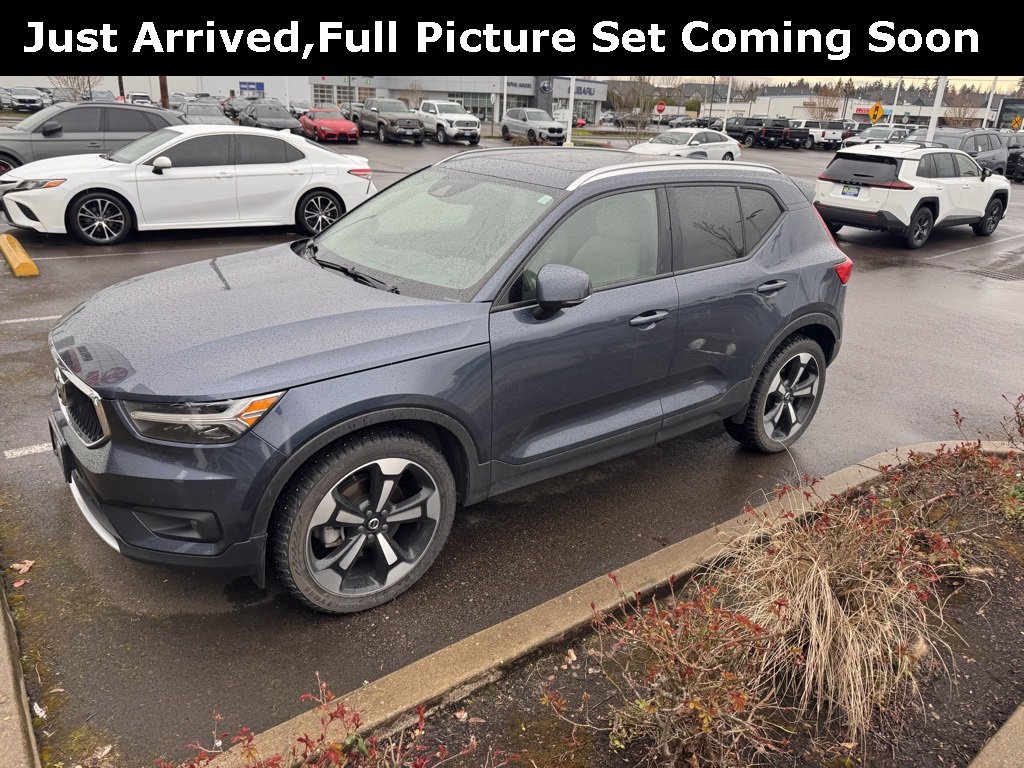 Used 2021 Volvo XC40 T5 Momentum w/ Protection Package Premier image 1
