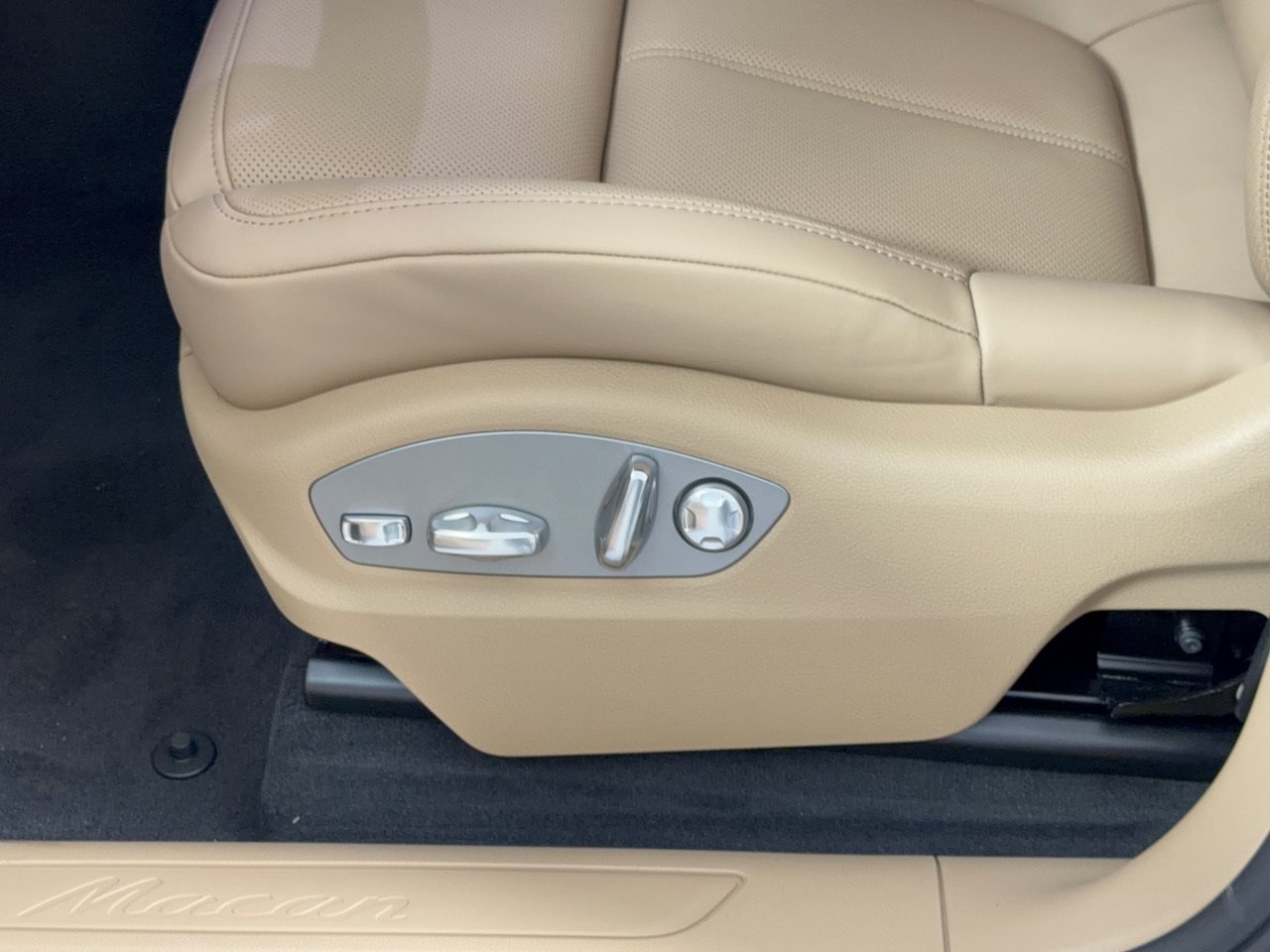 New 2026 Porsche Macan AWD/4WD image 16