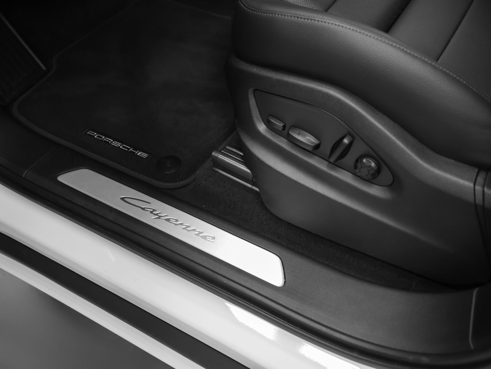 Certified 2026 Porsche Cayenne AWD/4WD image 27