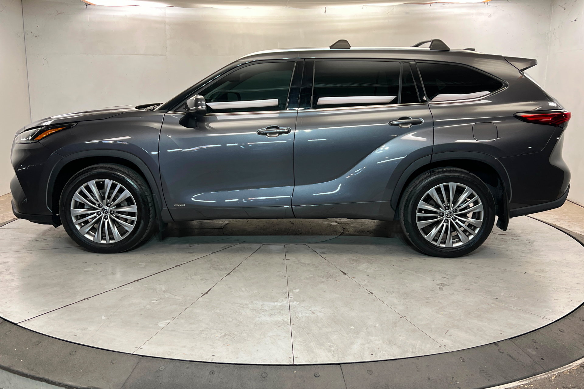 Used 2022 Toyota Highlander Platinum AWD/4WD image 2