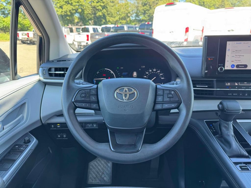 Used 2025 Toyota Sienna LE FWD image 22