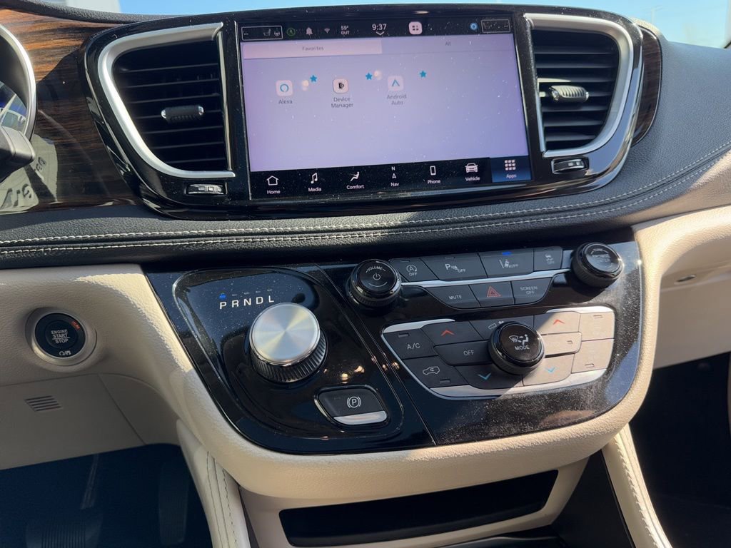 Used 2023 Chrysler Pacifica Limited FWD image 32