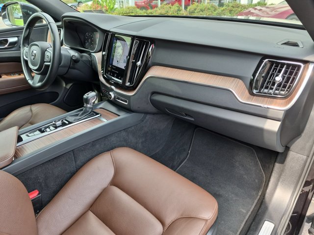 Used 2021 Volvo XC60 T5 Momentum w/ Premium Package AWD/4WD image 32