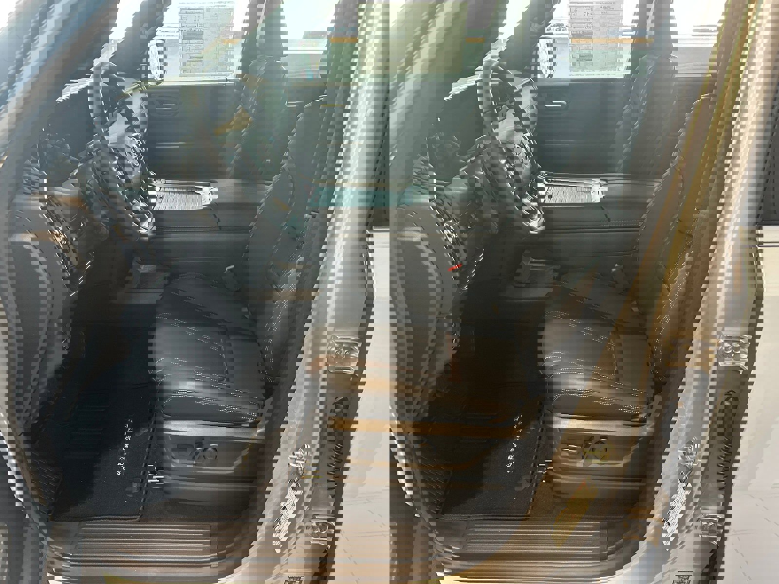 New 2025 Nissan Armada SL w/ Captain's Chari Seat Package image 4