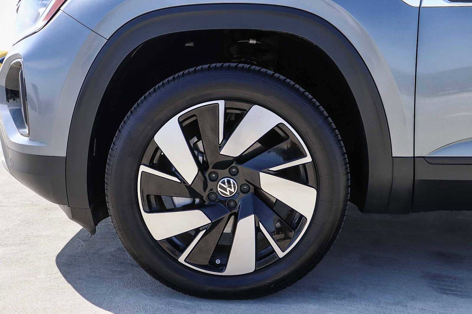 Used 2025 Volkswagen Atlas Cross Sport SE image 11