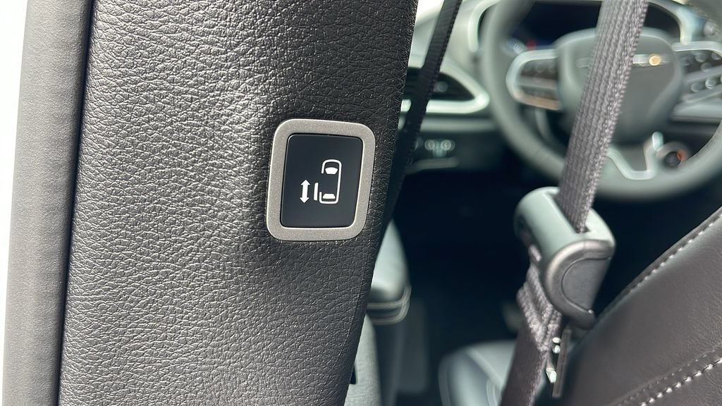 Used 2026 Chrysler Pacifica Select FWD image 14