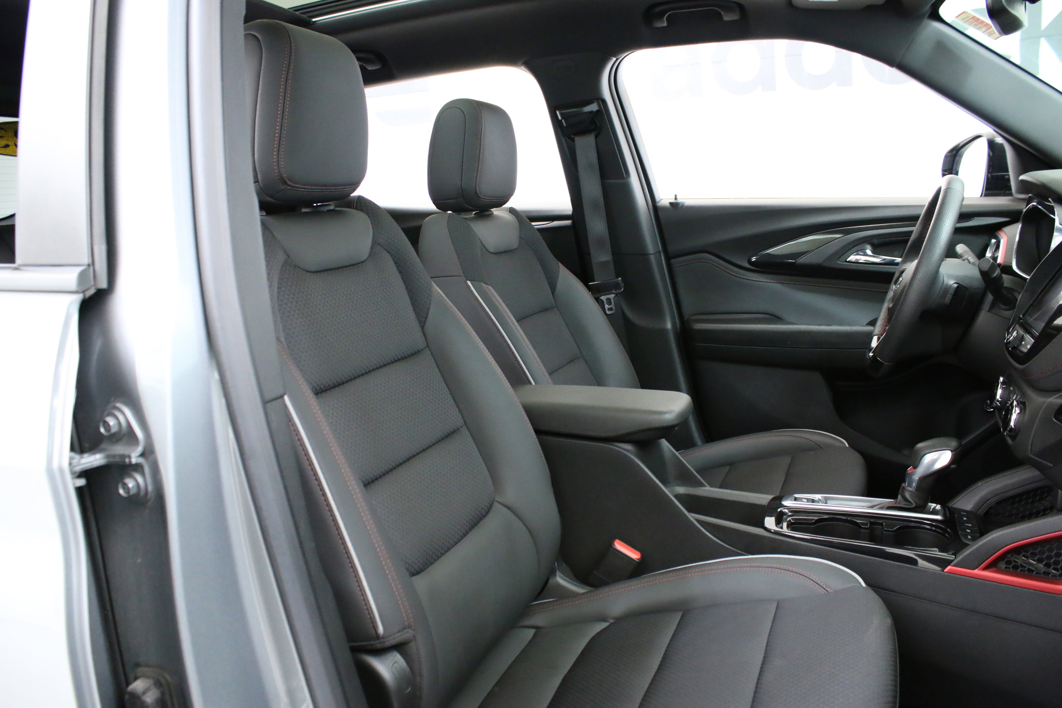 Used 2023 Chevrolet TrailBlazer RS w/ Sun and Liftgate Package image 32