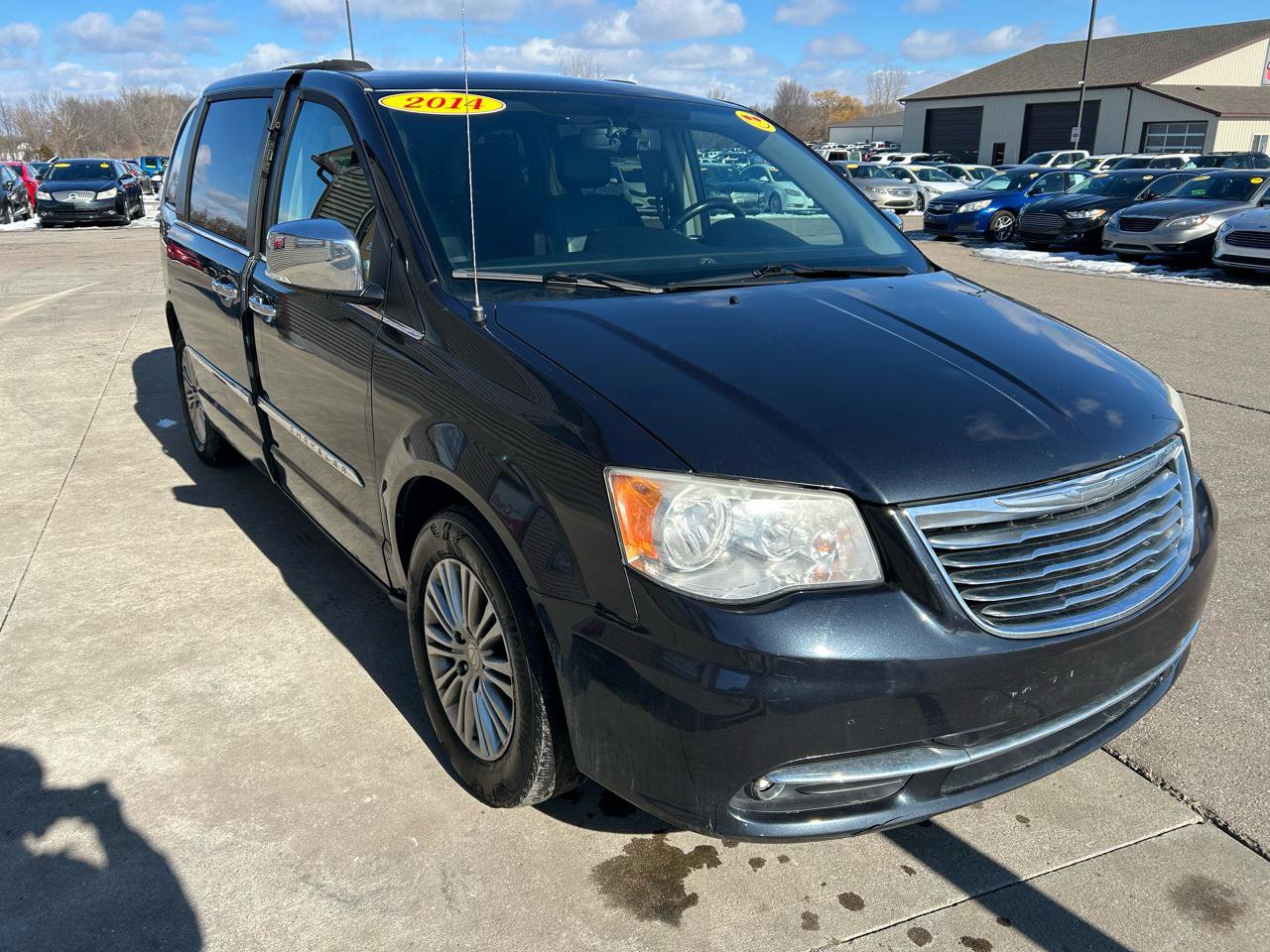 Used 2014 Chrysler Town & Country Touring-L w/ Driver Convenience Group image 3