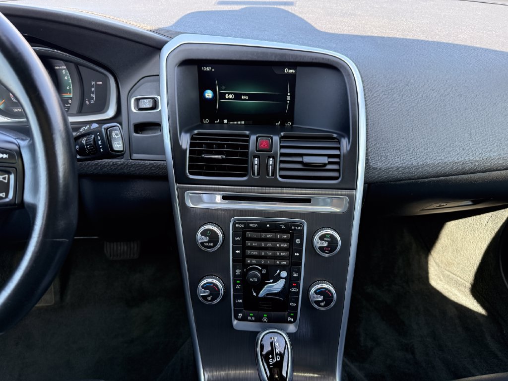 Used 2016 Volvo XC60 T5 Premier w/ Proximity Package FWD image 16