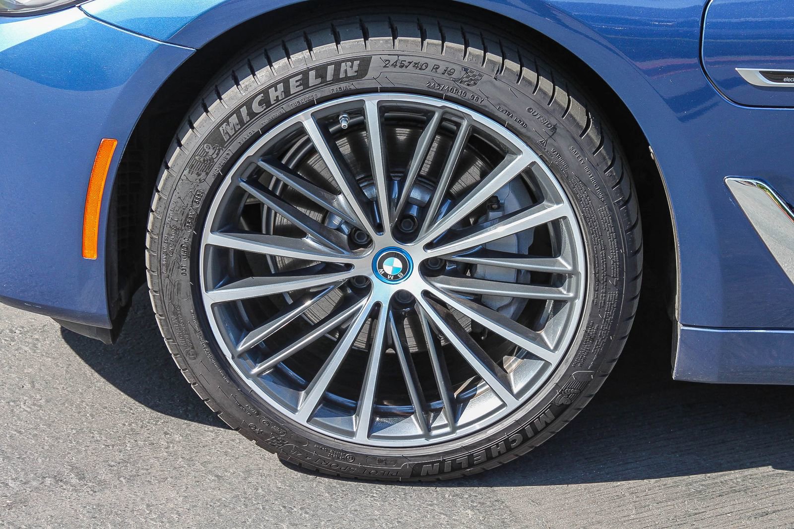 Used 2022 BMW 530e w/ Premium Package image 12