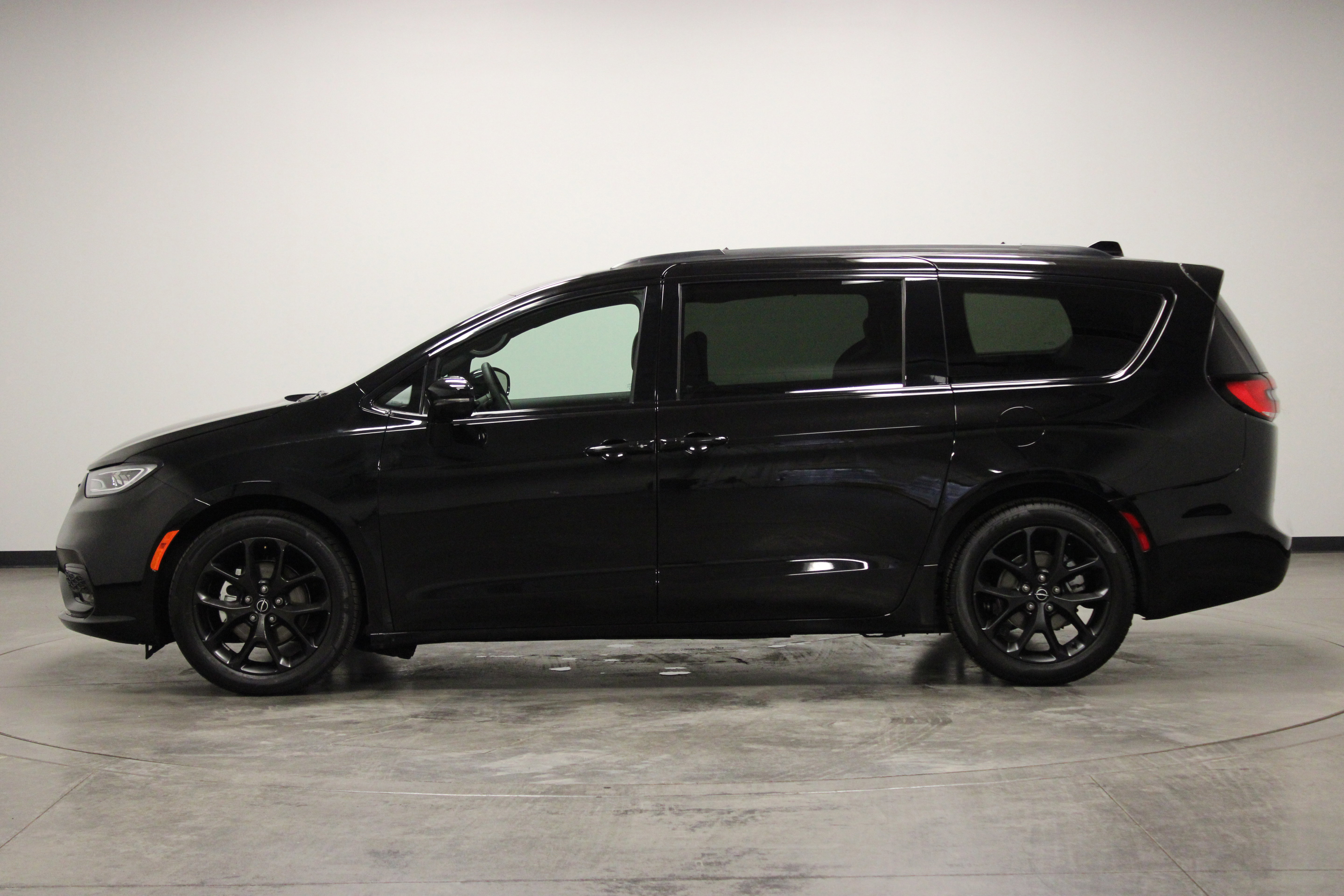 Used 2026 Chrysler Pacifica Limited w/ S Appearance Package FWD image 5