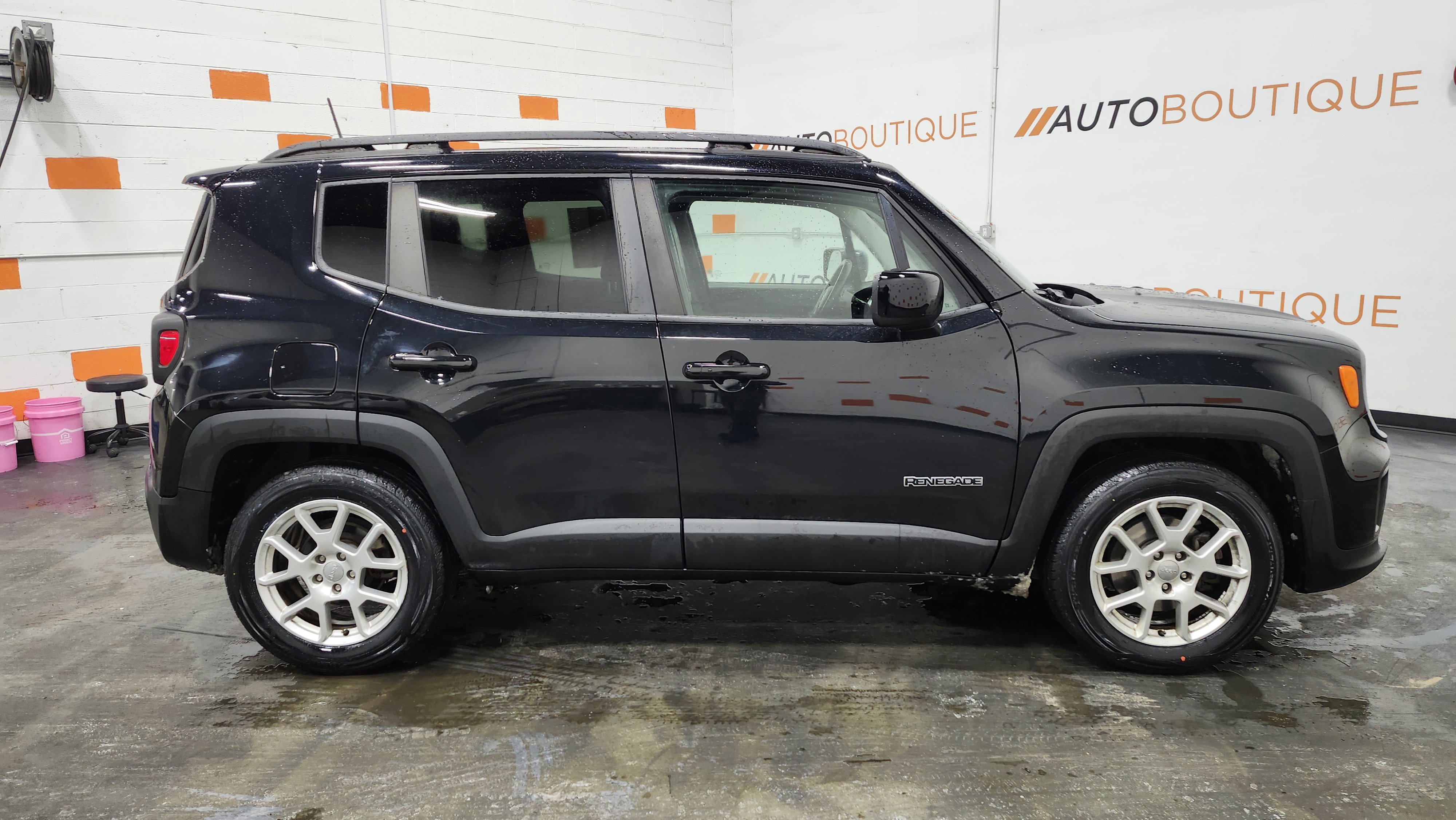 Used 2019 Jeep Renegade Latitude w/ Cold Weather Group image 17