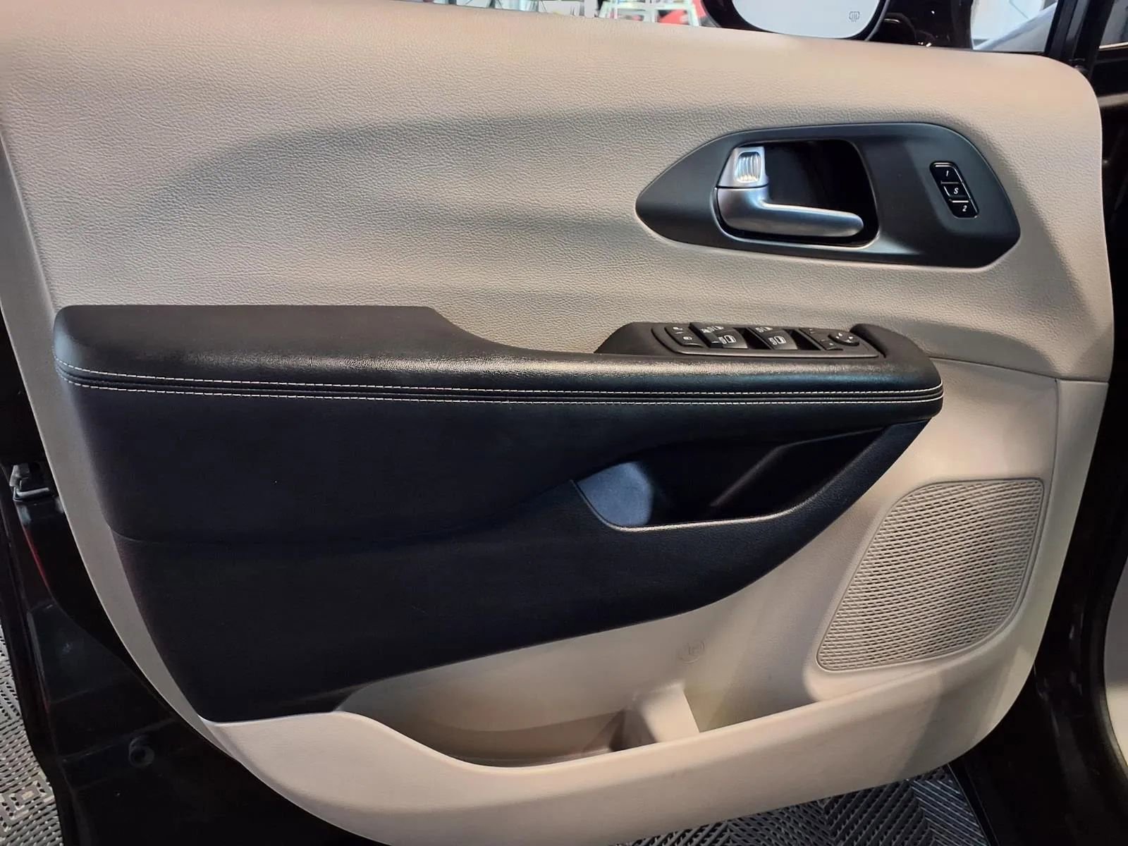 Used 2022 Chrysler Pacifica Touring-L w/ Uconnect Theater Family Group image 17