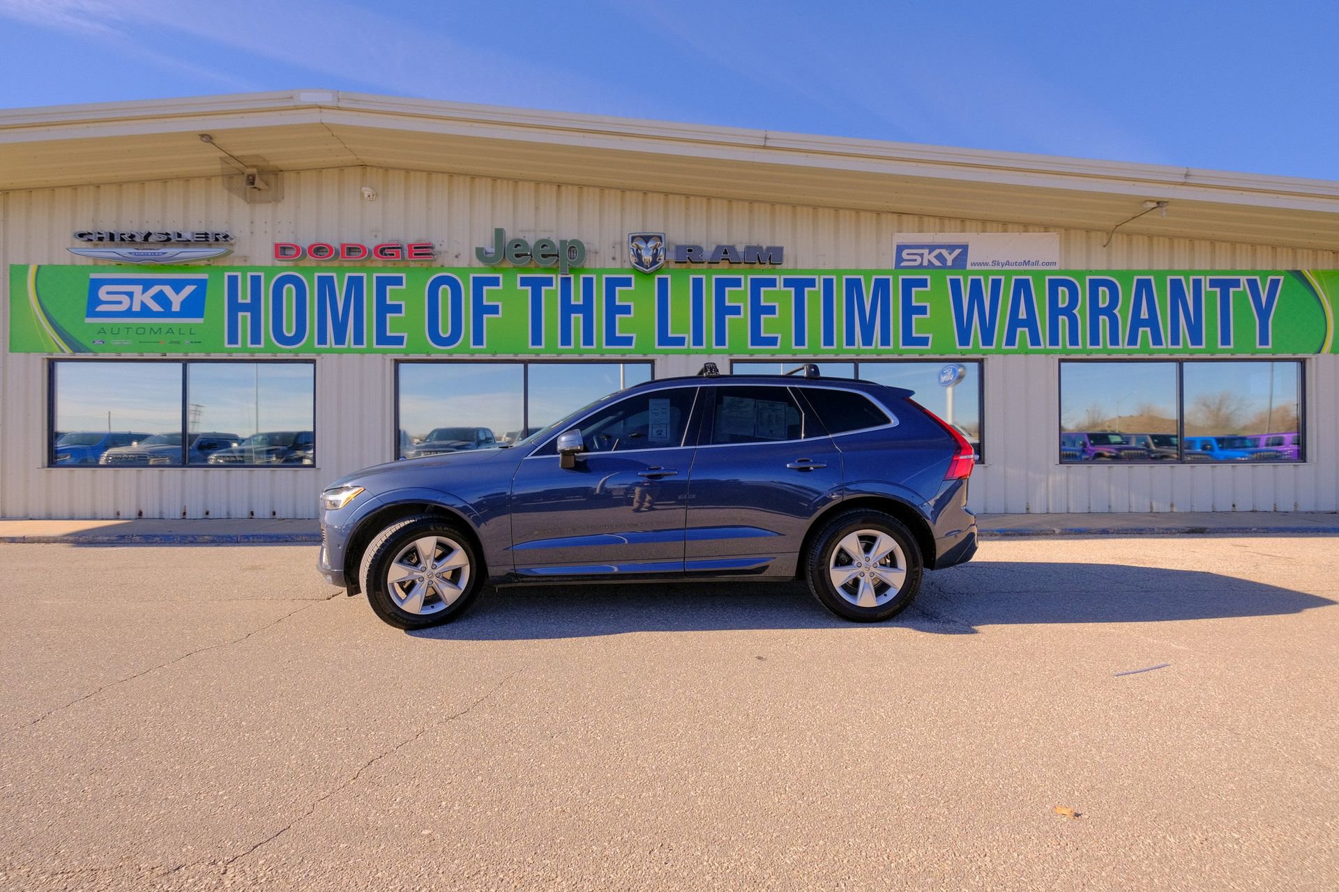 Used 2022 Volvo XC60 B5 Momentum image 3