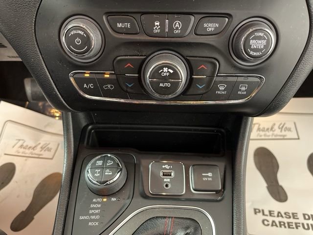 Used 2022 Jeep Cherokee Trailhawk w/ Comfort/Convenience Group AWD/4WD image 27
