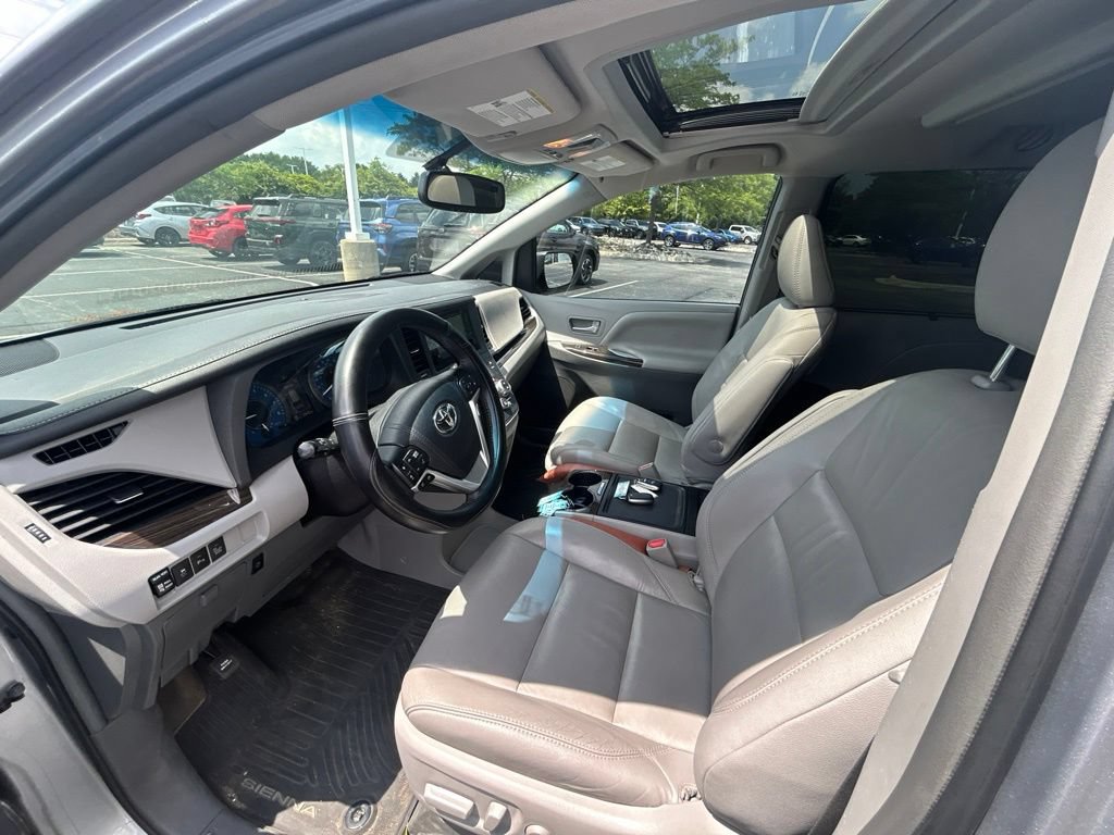 Used 2017 Toyota Sienna XLE Premium FWD image 12