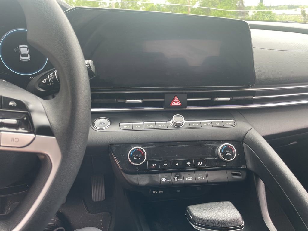 Used 2024 Hyundai Elantra SEL image 16