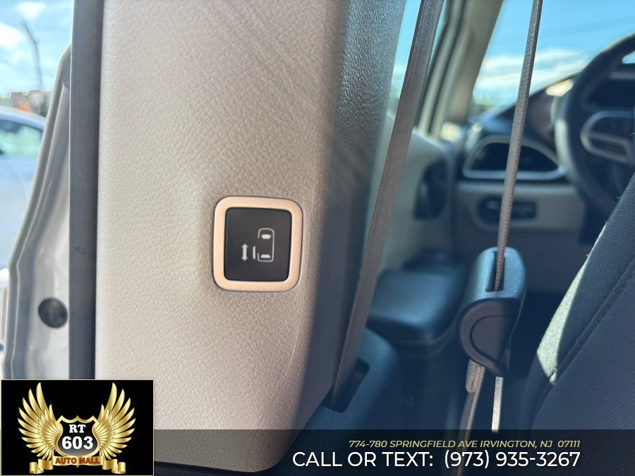 Used 2023 Chrysler Voyager LX FWD image 12