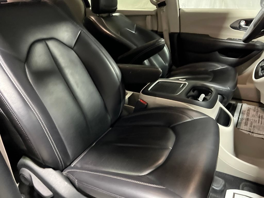 Used 2023 Chrysler Pacifica Touring-L FWD image 9