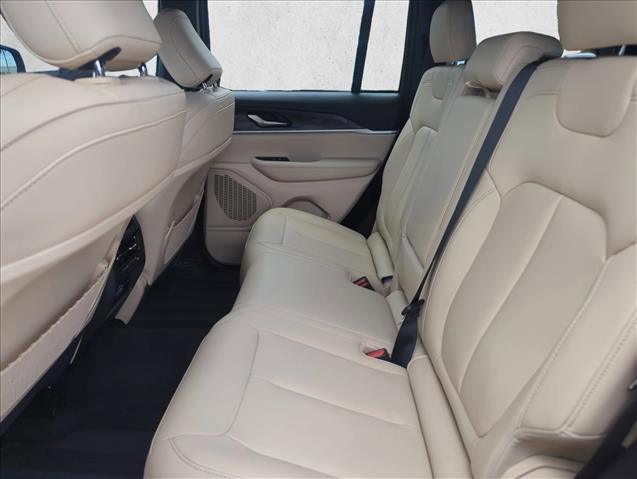 Used 2025 Jeep Grand Cherokee Limited RWD image 17