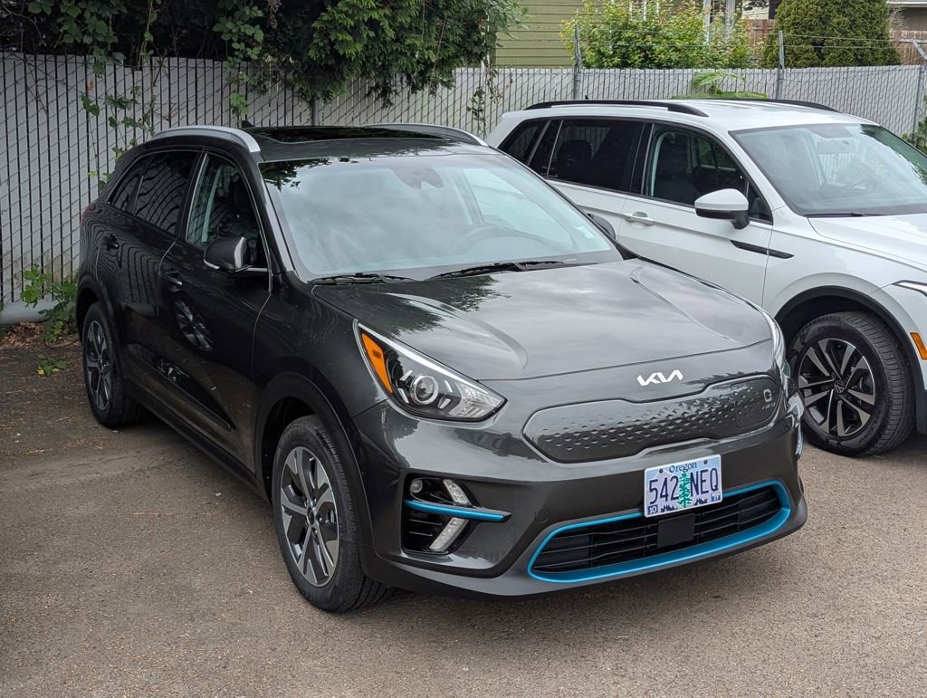 Used 2022 Kia Niro EX Premium w/ Cold Weather Package FWD image 10
