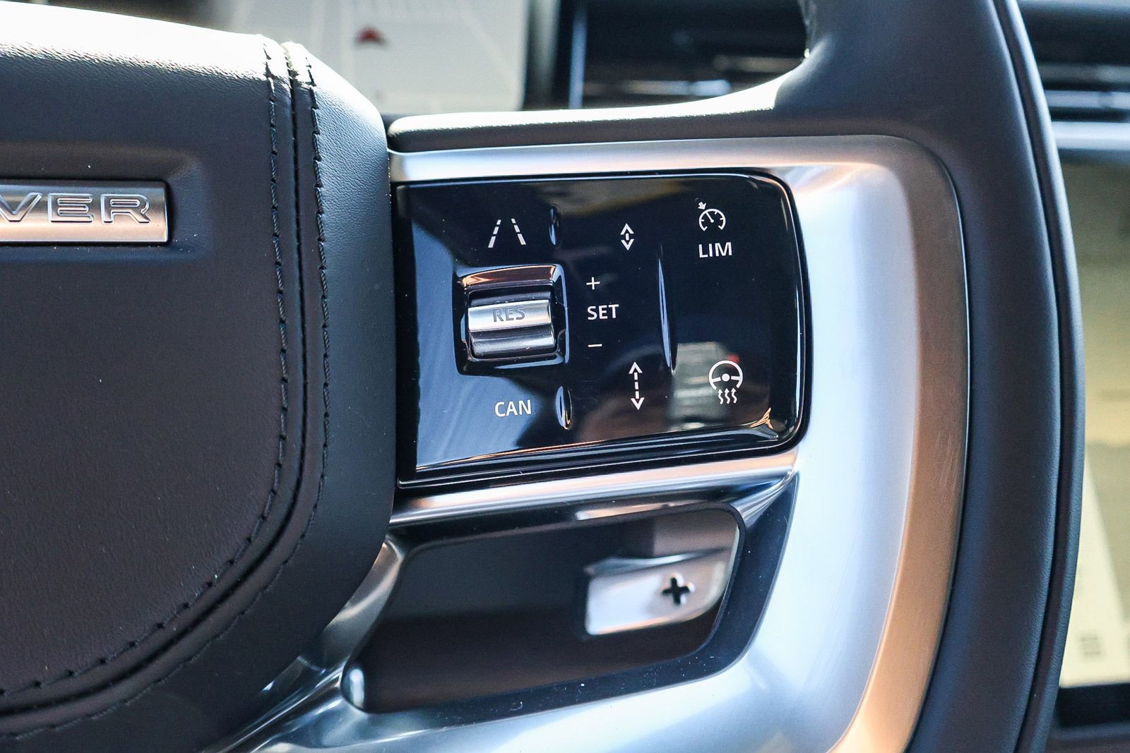 New 2025 Land Rover Range Rover SE image 40