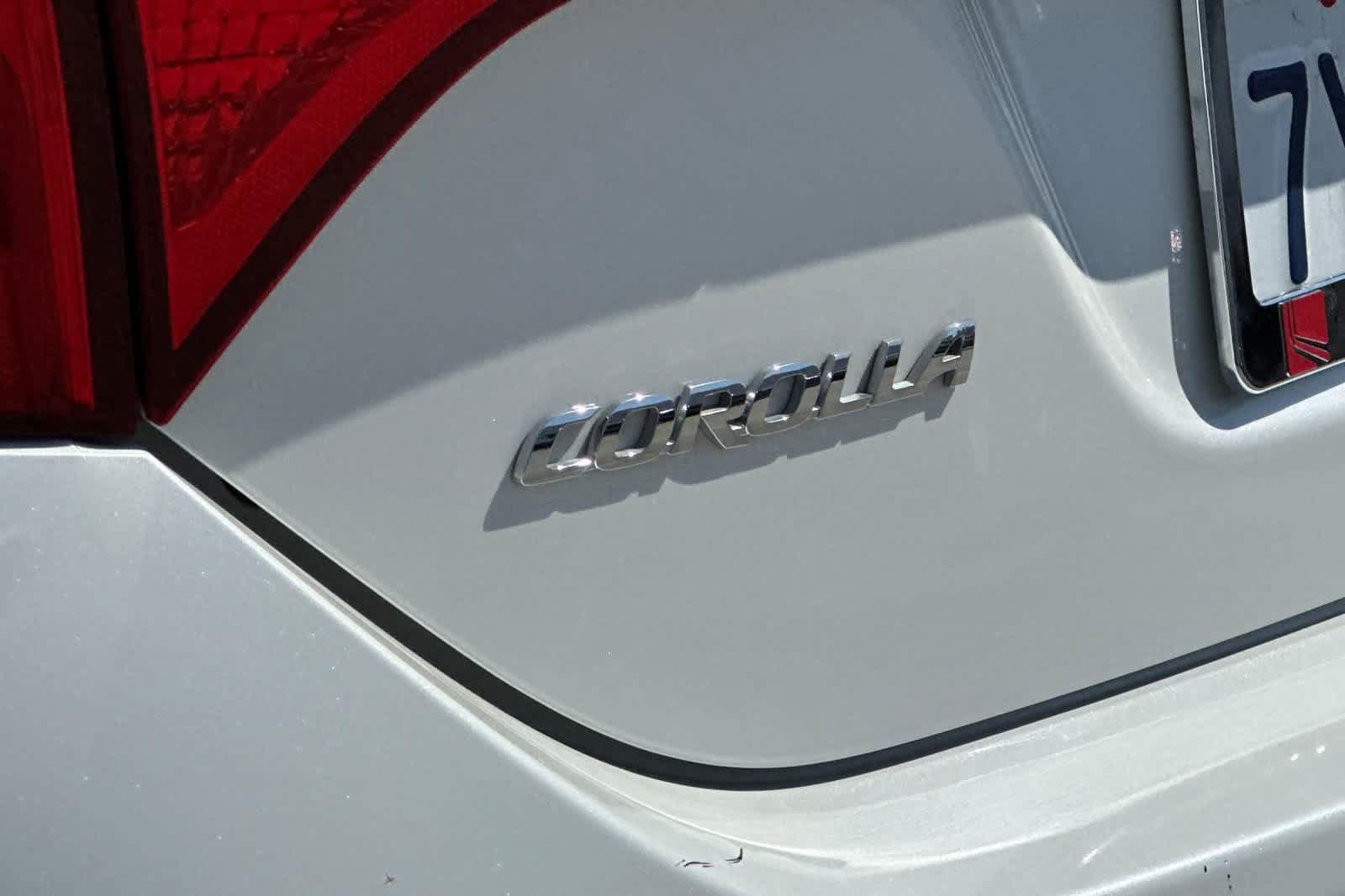 Used 2017 Toyota Corolla LE w/ Carpet Mat Package (TMS) FWD image 32