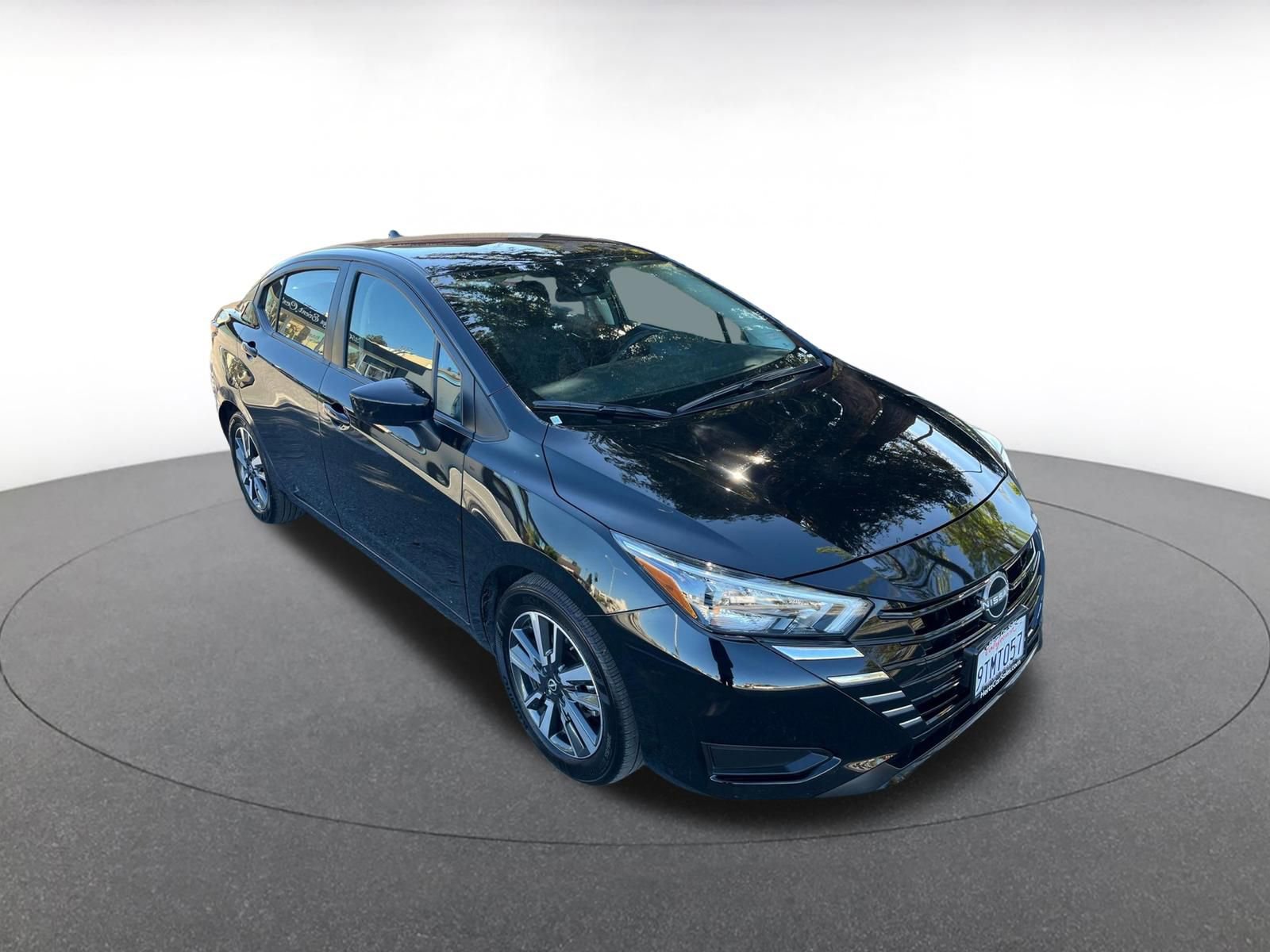 Used 2025 Nissan Versa SV image 1