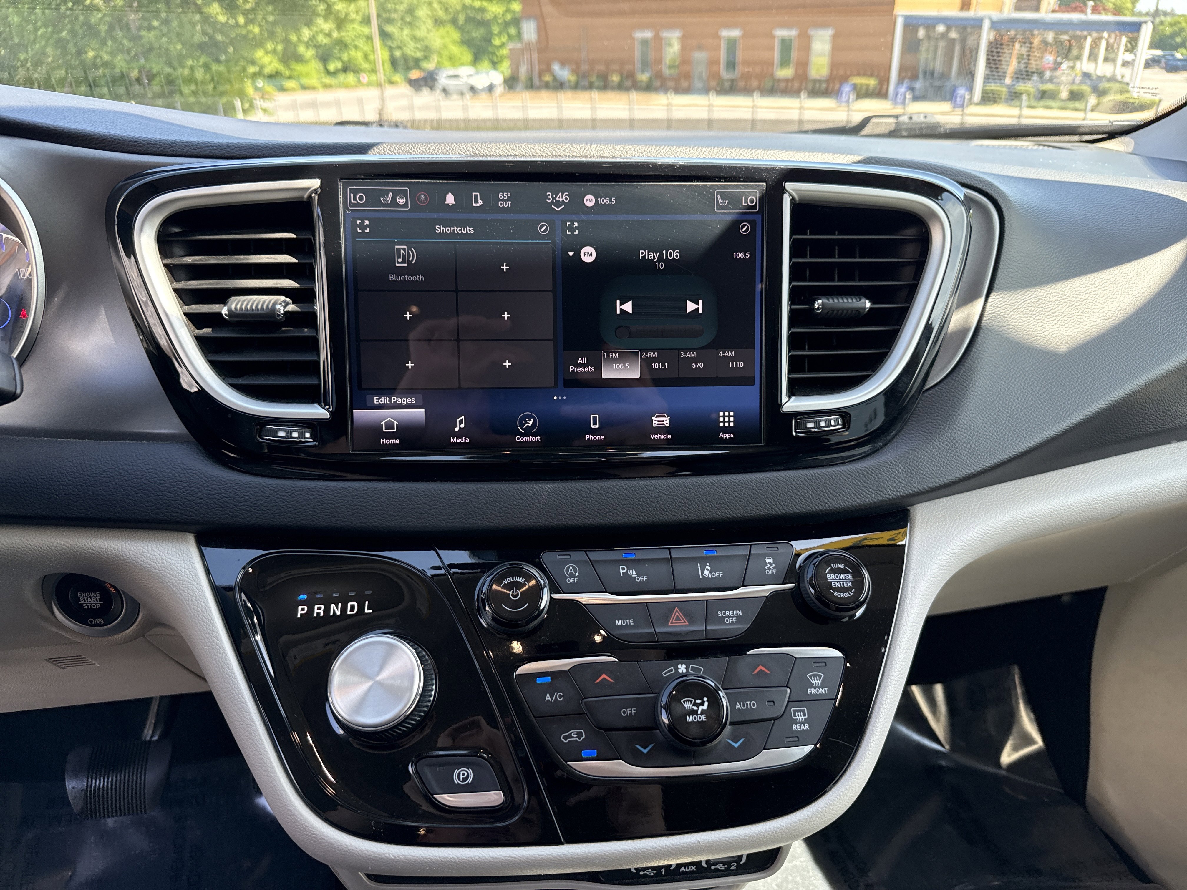 Used 2024 Chrysler Pacifica Touring-L FWD image 23
