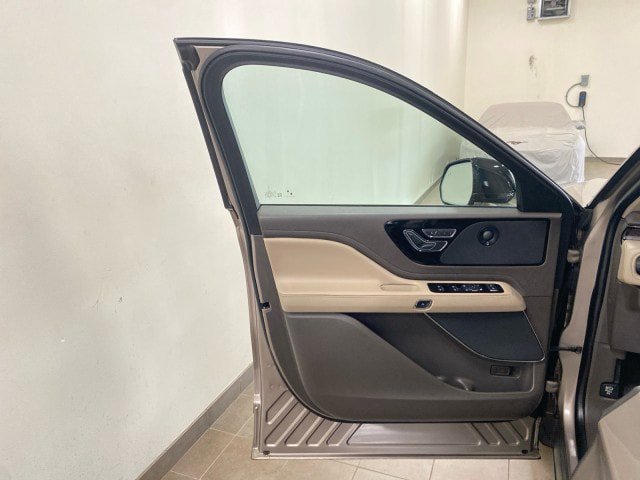 Used 2020 Lincoln Aviator Reserve w/ Equipment Group 201A AWD/4WD image 15