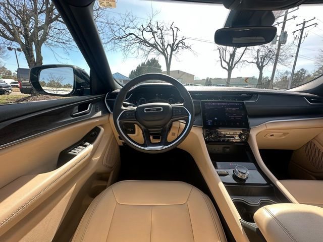 Used 2025 Jeep Grand Cherokee L Limited w/ Black Appearance Package image 17