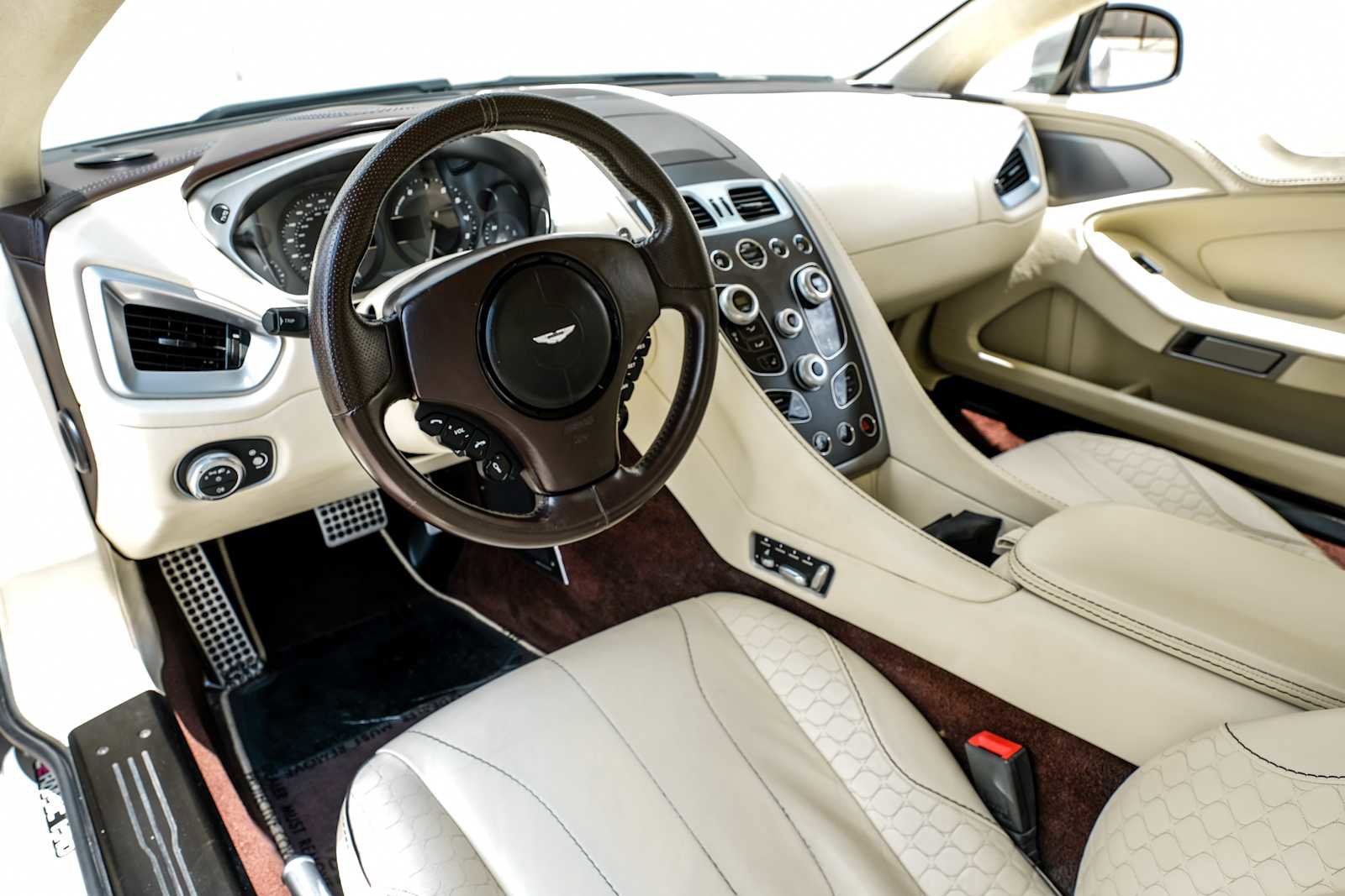 Used 2016 Aston Martin Vanquish Volante RWD image 3