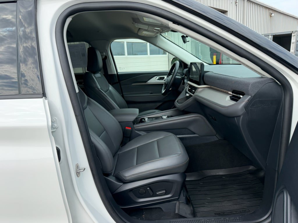 Used 2025 Ford Explorer Active w/ Active Comfort Package AWD/4WD image 8