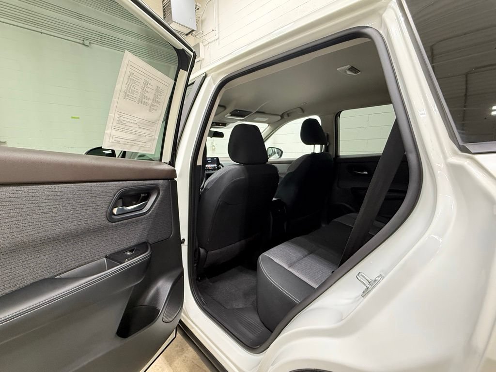 Used 2023 Nissan Rogue SV AWD/4WD image 33