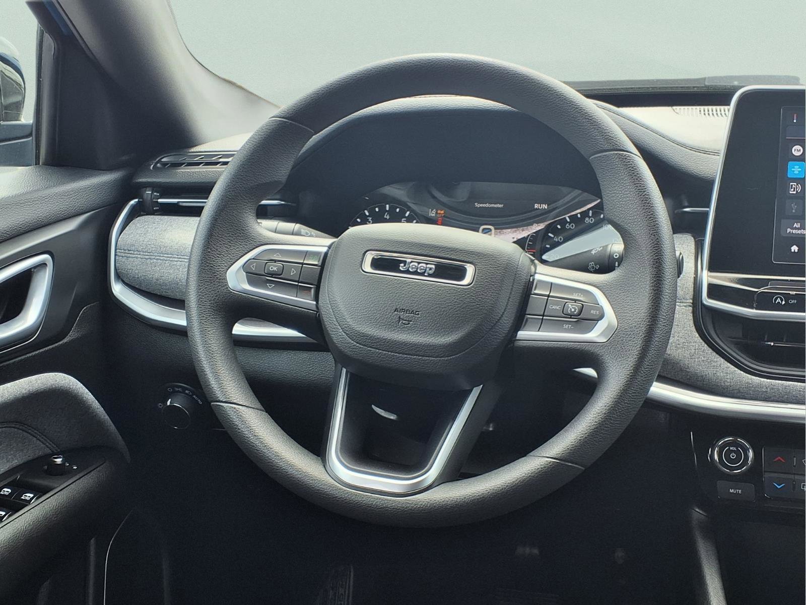 Used 2025 Jeep Compass Sport image 11