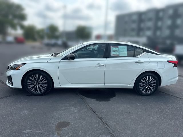Used 2025 Nissan Altima 2.5 SV FWD image 2