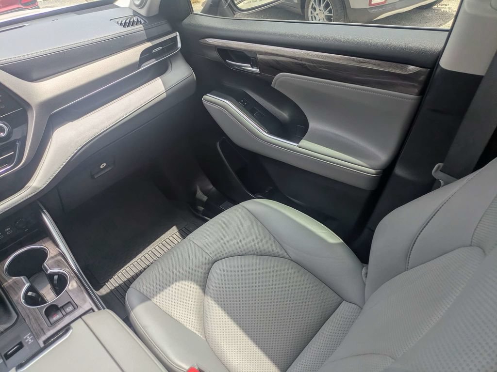 Used 2022 Toyota Highlander Limited FWD image 17